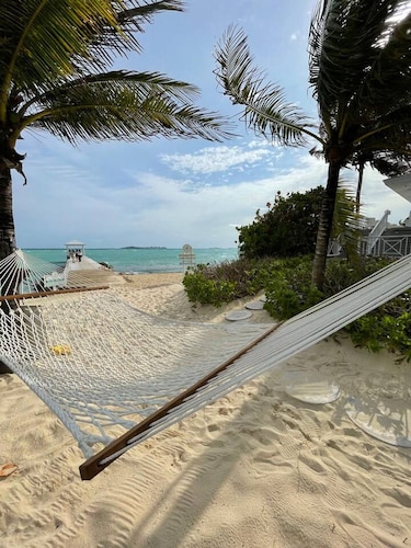 Beautiful Fam-friendly Property w Access to Sandyport Beach Resort