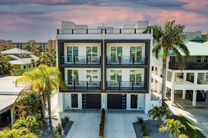 Apartment | 6 bedrooms - Luxury Pool Home/golf Cart (Madeira Beach)