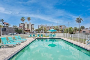 3 bedrooms - Boho Condo 3 3 Heated Pool (Madeira Beach)