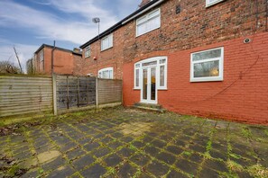 3 bedrooms - Modern 3-bedroom Home With Garden (Manchester)