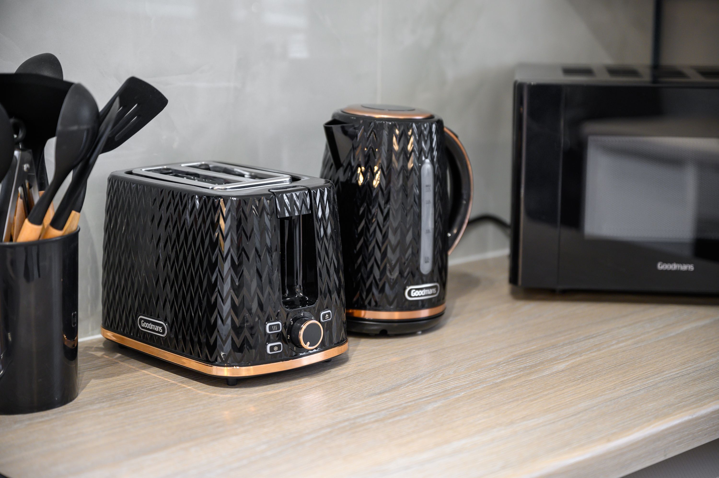 Un plan de travail de cuisine avec un grille-pain, une machine à café et un four à micro-ondes.