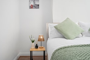 3 bedrooms - Modern 3-bedroom Home With Garden (Manchester)