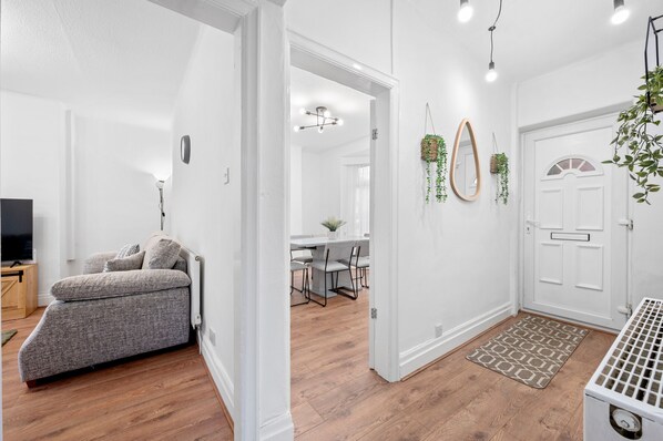 3 bedrooms - Modern 3-bedroom Home With Garden (Manchester)