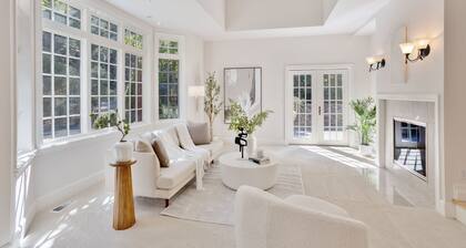 Cascadia Family Mansion Hot Tub Game Room Gym