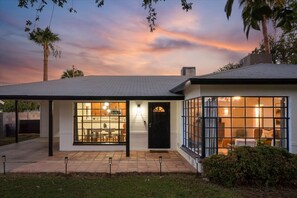 House - Mid-century Modern Oasis w Calm Backyard Escape (Phoenix)