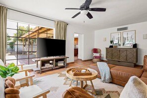 House - Mid-century Modern Oasis w Calm Backyard Escape (Phoenix)