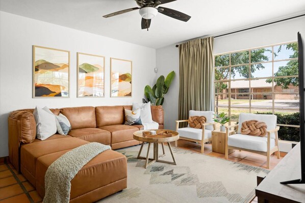 House - Mid-century Modern Oasis w Calm Backyard Escape (Phoenix)