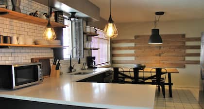 El Chuco Home W Pool Pool Table 15 min Downtown