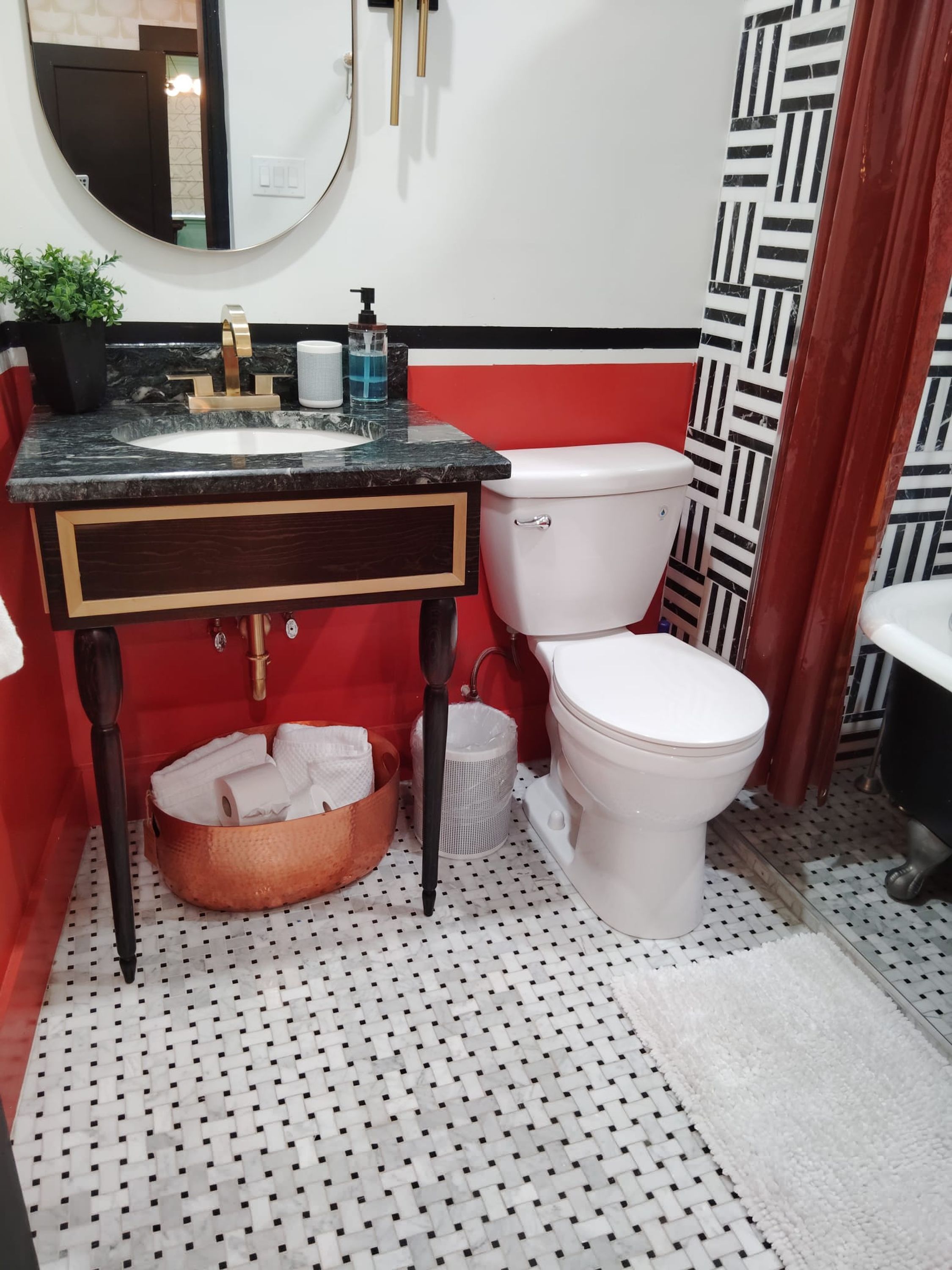 Ein Badezimmer mit Marmorwaschbecken, Toilette und Wand mit Muster.