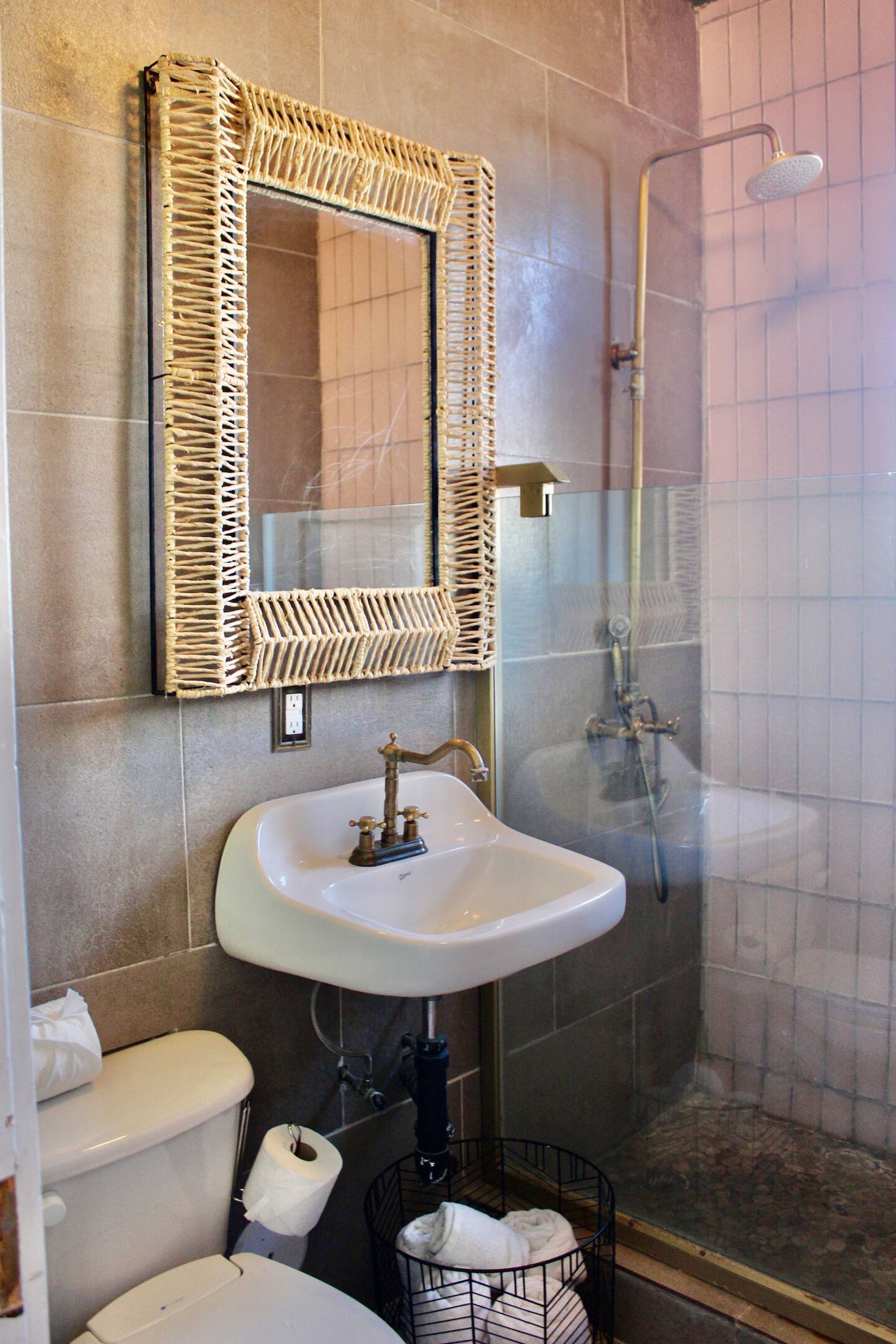 Un bagno con un lavandino bianco, un water e uno spazio doccia.