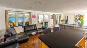 House - Lakefront Dock Hottub Pooltable Kayaks 75 TV (Lake Ariel)