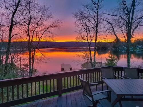 Lakefront Dock Hottub Pooltable Kayaks 75 TV