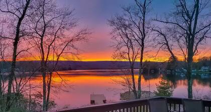 Lakefront Dock Hottub Pooltable Kayaks 75 TV