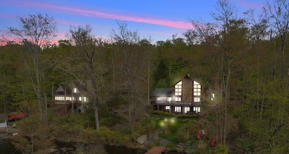 Lakefront Dock Hottub Pooltable Kayaks 75 TV