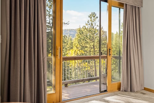 Creekside Mountain Views Hot Tub