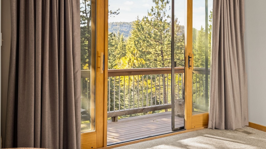 Creekside Mountain Views Hot Tub
