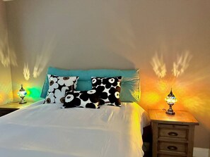 House | 2 bedrooms - Lovely 2BR Bsmt Suite w Parking for Pickup (District of North Vancouver)