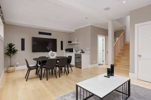 Charming Luxury Home Near DT and Lonsdale Quay