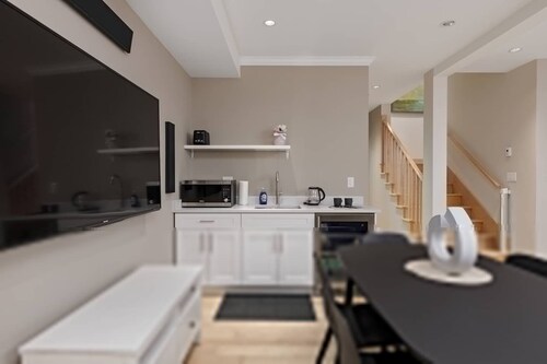 Charming Luxury Home Near DT and Lonsdale Quay