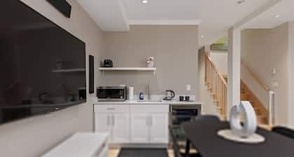 Charming Luxury Home Near DT and Lonsdale Quay