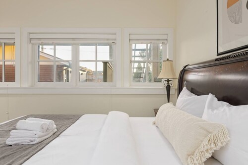 Charming Luxury Home Near DT and Lonsdale Quay