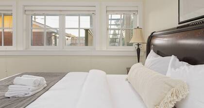 Charming Luxury Home Near DT and Lonsdale Quay