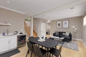 Apartment | 3 bedrooms - Charming Luxury Home Near DT and Lonsdale Quay (North Vancouver)