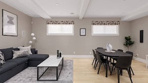 Unclassified image, 4 of 45, button - Charming Luxury Home Near DT and Lonsdale Quay (North Vancouver)