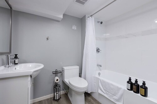 Spacious 4BR Retreat Near YVR and DT
