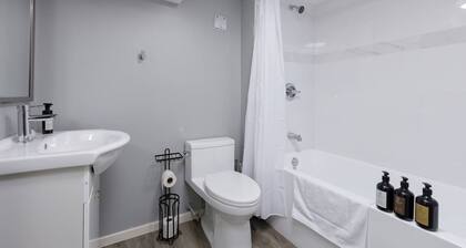 Spacious 4BR Retreat Near YVR and DT