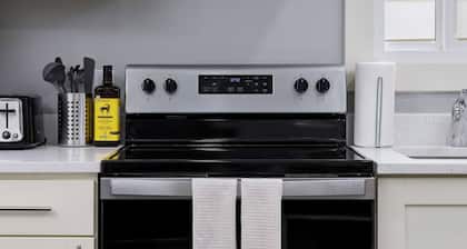 Spacious 4BR Retreat Near YVR and DT