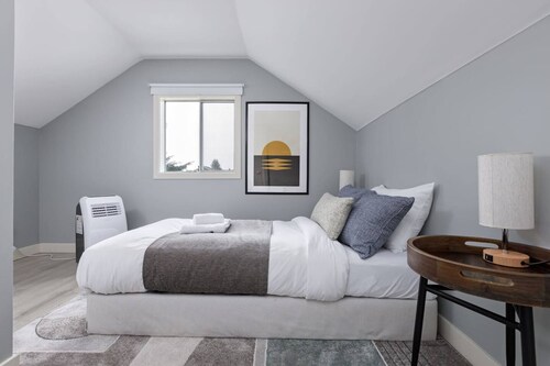 Spacious 4BR Retreat Near YVR and DT