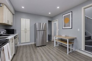 House | 4 bedrooms - Spacious 4BR Retreat Near YVR and DT (Vancouver)