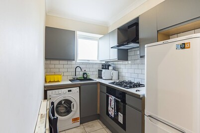 Private Homely Bedroom in Kensington R1