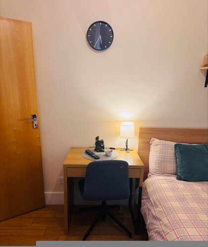 Private Homely Bedroom in Kensington R1