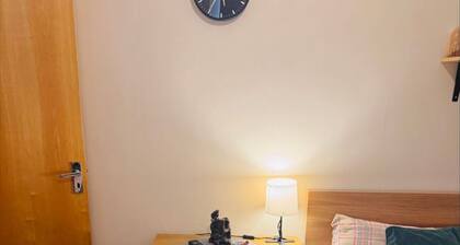 Private Homely Bedroom in Kensington R1