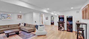 湖畔小屋，带码头、热水浴缸、皮划艇、街机游戏机和游乐设施