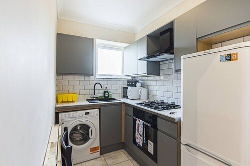 Private Homely Bedroom in Kensington R2