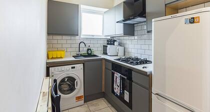 Private Homely Bedroom in Kensington R2