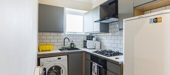 Private Homely Bedroom in Kensington R2