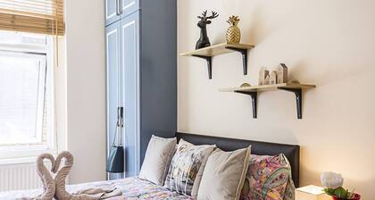 Private Homely Bedroom in Kensington R2