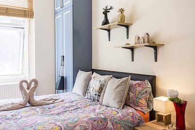 Private Homely Bedroom in Kensington R2