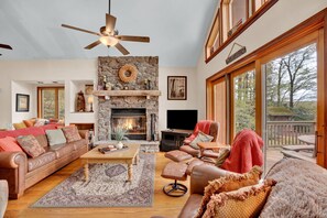 Villa | 4 bedrooms - Lakefront Escape - Family Friendly Kayaks (Lake Ariel)