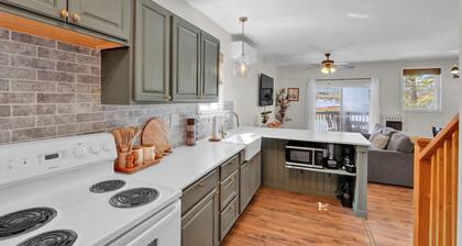 Lakefront Lodge Hot Tub Dock Kayaks