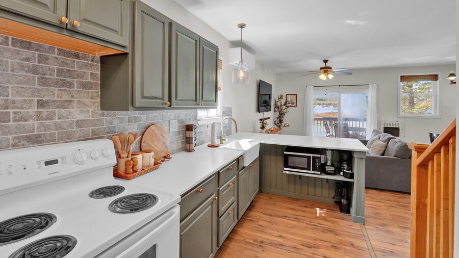 Lakefront Lodge Hot Tub Dock Kayaks