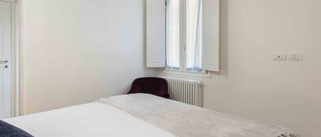 2 Schlafzimmer, Bügeleisen/Bügelbrett