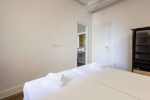 2 habitaciones y tabla de planchar con plancha 