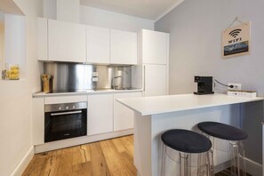 Kühlschrank, Mikrowelle, Herdplatte, Geschirrspüler