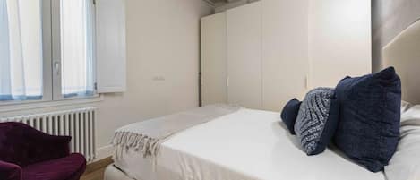 2 habitaciones y tabla de planchar con plancha