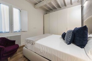 2 Schlafzimmer, Bügeleisen/Bügelbrett